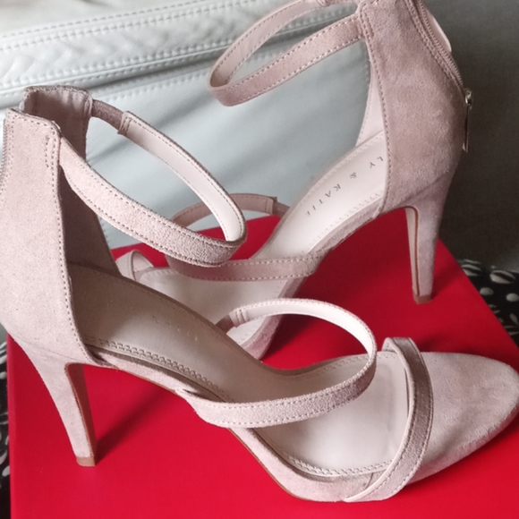 Kelly and Katie Courtnee Sandal - Picture 2 of 8